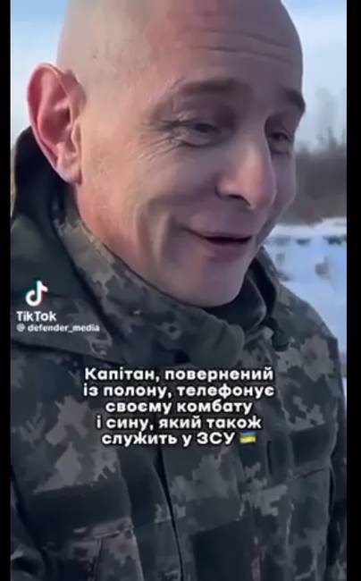 Капітан, якого повернули із полону, дзвонить своєму синові-комбату, який також служить в ЗСУ та обіцяє скоро приєднатися (відео)