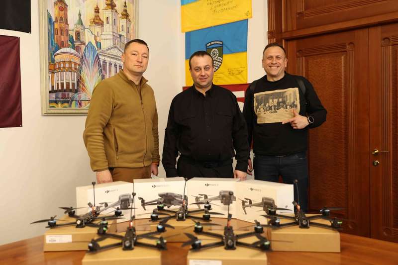 «Пташок» багато не буває: Сергій Борзов передав на фронт дрони спецпідрозділу ГУР Kraken, 59-й та 95-й бригадам ЗСУ