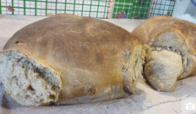 Багатодітна мати із Соколового пече хліб у печі для воїнів ЗСУ