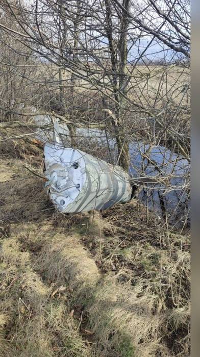 В одному з сіл Львівщини у полі, за 400 метрів від житлових будинків, виявили уламки ракети, яка не здетонувала, – ОВА