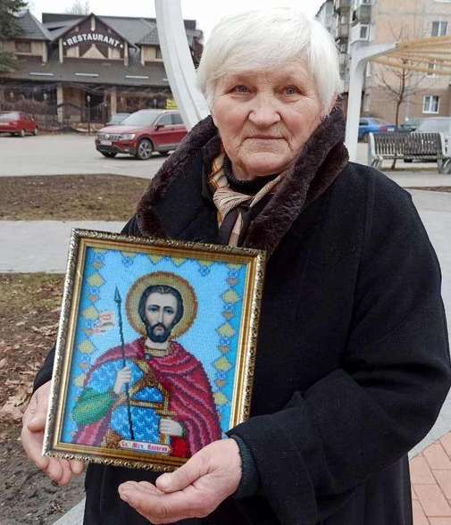 «Азовцю» Назарію Гринцевичу вінничанка Зінаїда Вознюк подарувала ікону