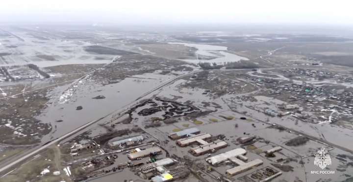 Росія зазнає потопу: сотні будинків затоплено в Алтайському краї (відео)