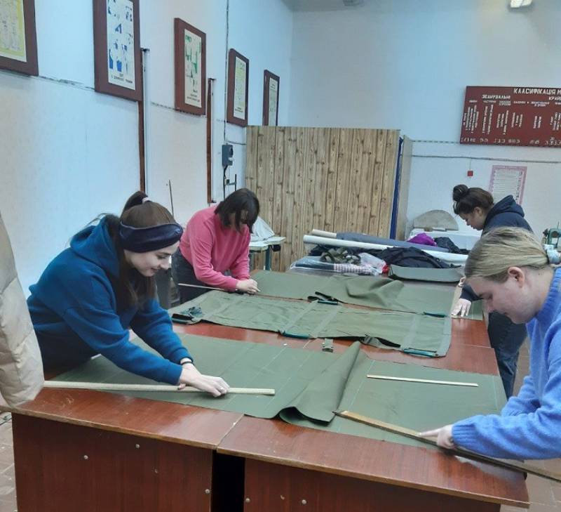 На Вінниччині студенти виготовляють ноші для евакуації поранених бійців ЗСУ