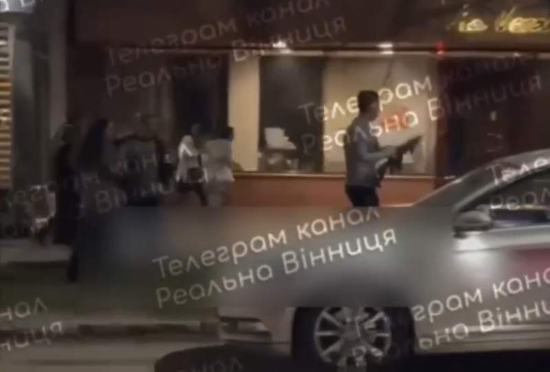 Бійка зі стріляниною вночі біля бару у Вінниці (відео)