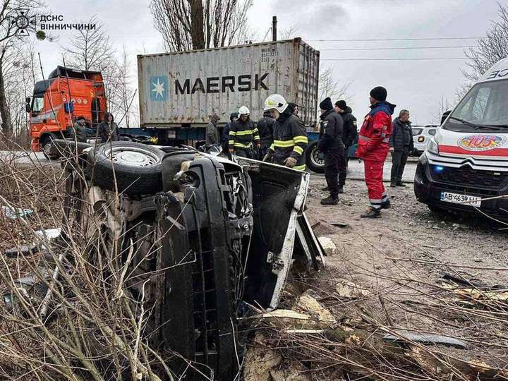 Водія деблокували з понівеченого авто