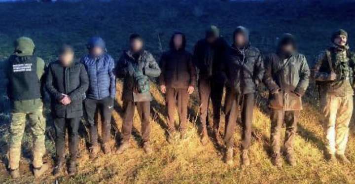 На Вінниччині прикордонники затримали сімох чоловіків, які намагалися незаконно перетнути кордон