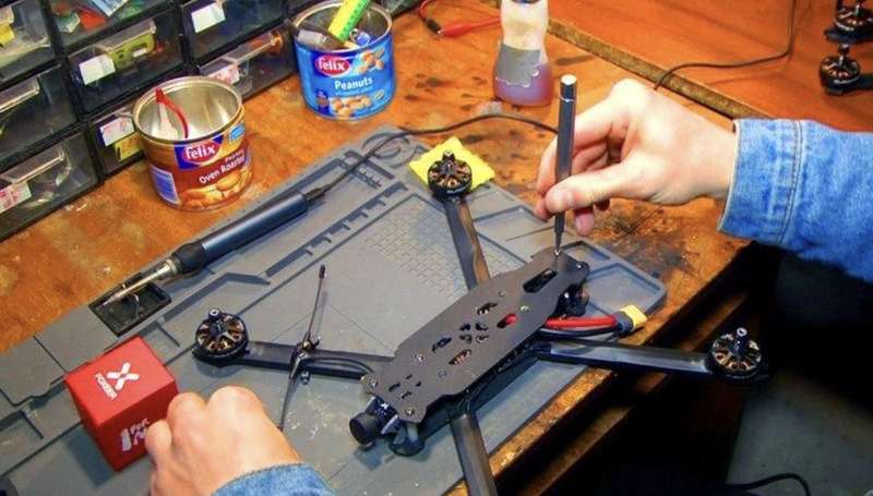 Десятикласник власноруч виготовляє дрони-камікадзе для ЗСУ в Крижополі
