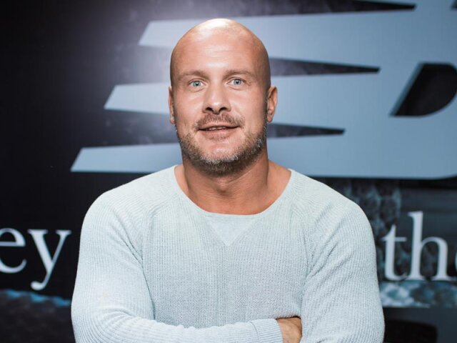 Після операції Боксер Узєлков засвітив непублічну кохану на фото