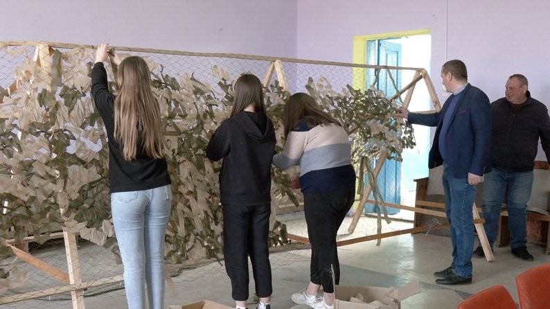 Учні ліцею на Вінниччині виготовили майже 500 маскувальних сіток для ЗСУ