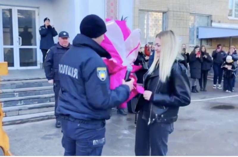 Поліцейський освідчився коханій на власному випускному у Вінниці