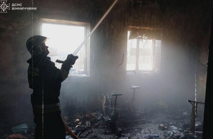У Вінниці та трьох районах Вінницької області – Жмеринському, Тульчинському та Гайсинському –на вихідних сталися пожежі, у результаті яких згоріли житлові та господарські будівлі