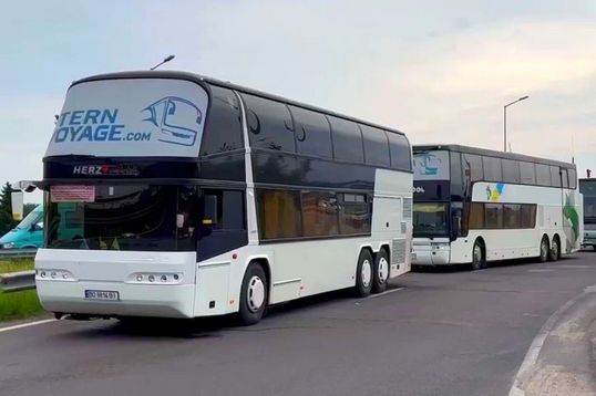 Заручниками блокування кордону з Польщею стають пасажирські автобуси