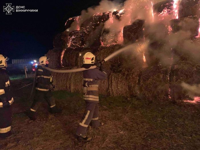 На Вінниччині чоловік підпалив 700 тюків соломи. Помстився підприємству