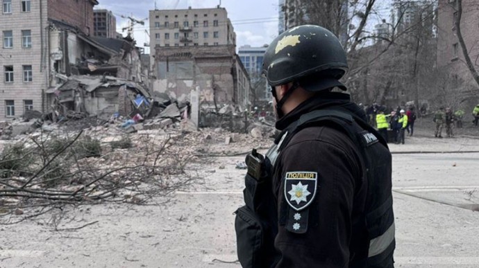 Уламки ракети зруйнували корпус академії в центрі Києва