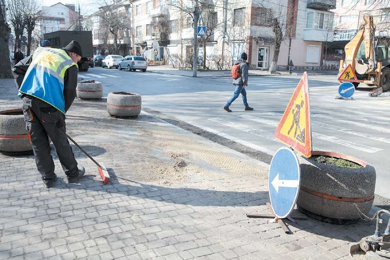 У Вінниці продовжують робити вулиці зручними для людей на кріслах колісних