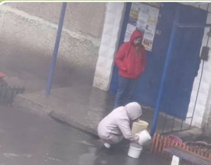 В Орську після потопу росіяни п’ють воду з калюж