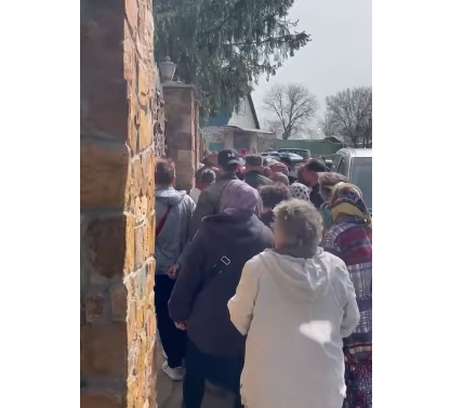Московський священник бігав з молотом і кидав дитину через паркан: у Ладижині знову відбулись сутички навколо храму ПЦУ (відео)