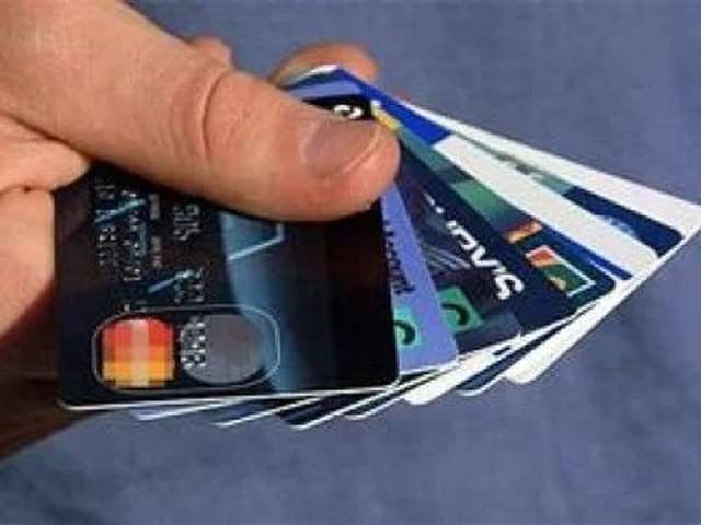 Чому українцям блокують банківські картки?