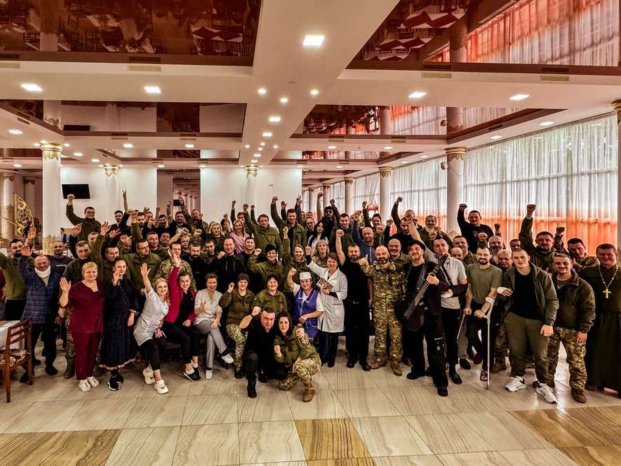 Люди-Титани: гурт KOZAK SYSTEM спільно з БФ «МХП-Громаді» продовжать тур військовими госпіталями (відео)
