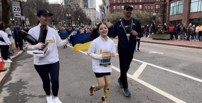 Дівчинка, яка втратила обидві ноги під час ракетного удару в Краматорську, узяла участь у всесвітньовідомому марафоні в місті Бостон
