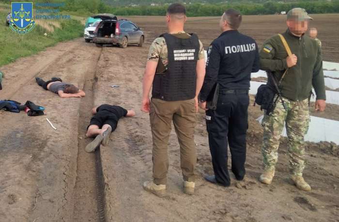 Незаконне переправлення осіб через кордон – двом мешканцям Могилів-Подільського району повідомлено про підозру