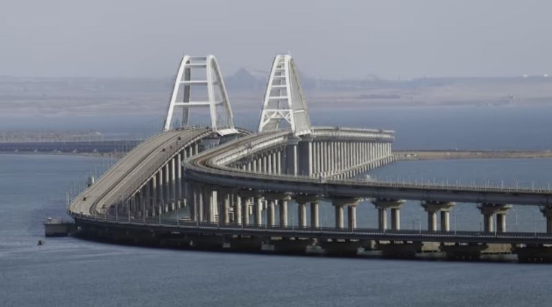 У Криму пролунали вибухи. Міст перекритий