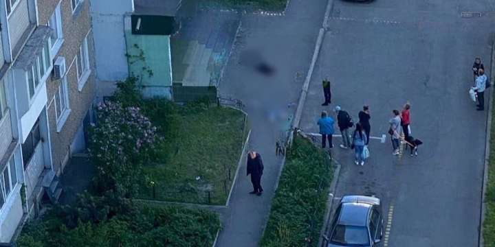Вбила перехожу: вчора в Києві жінка вистрибнула з балкона багатоповерхівки