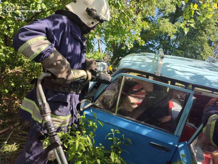 75-річного водія дістали з понівеченого авто після ДТП