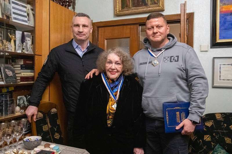 Залужний і Ліна Костенко стали почесними громадянами Києва