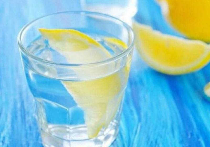 Чому потрібно пити воду з лимоном натщесерце