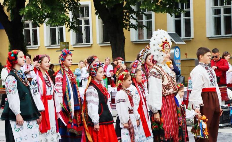 День вишиванки з патріотичними піснями та танцями відзначили у Вінниці