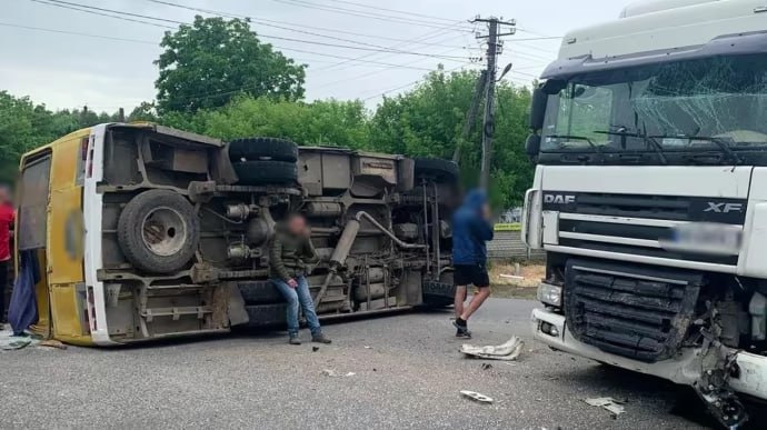 Вчора неподалік Писарівки сталася ДТП за участі автобуса та вантажівки