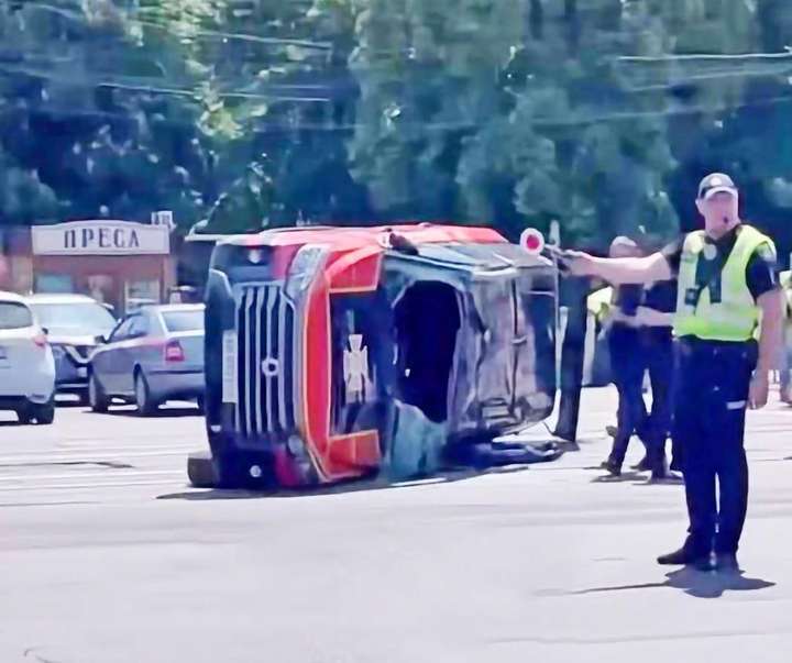 У Вінниці сталася ДТП за  участі автомобіля рятувальників та Renault