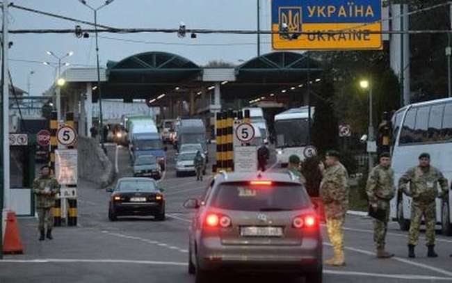 Чоловіків за кордон пропустять тільки з паперовими військовими документами