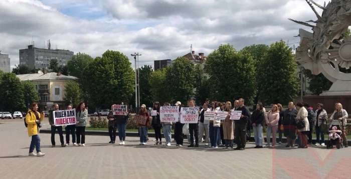 На майдані у Хмельницькому відбувається акція протесту проти скорочення Хмельницького ліцею обласної ради