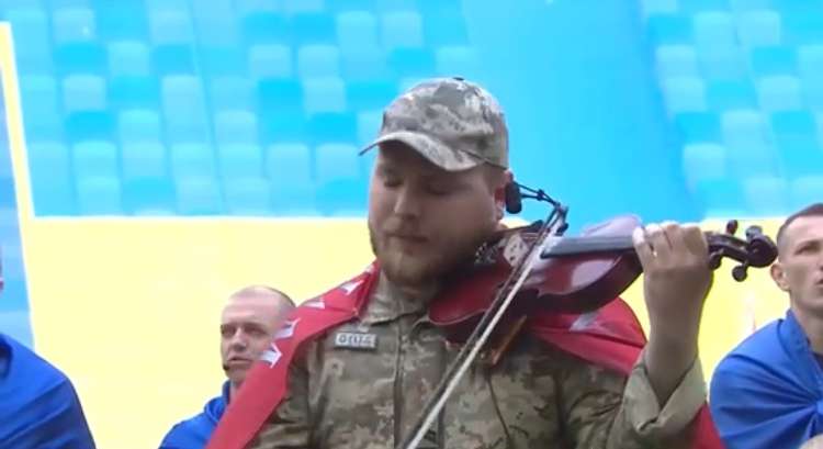 Боєць вінницької бригади виконав Гімн України на чемпіонаті