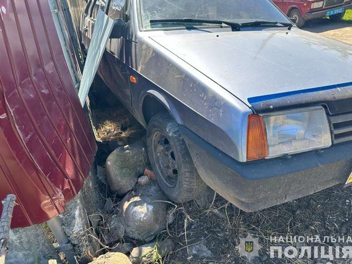 Ображений гість викрав автомобіль та протаранив паркан власника у Хмільницькому районі