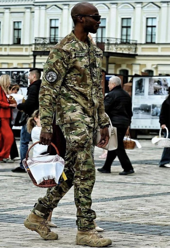 Військовий із Міжнародного легіону України прийшов посвятити великодній кошик в Михайлівський золотоверхий собор у Києві