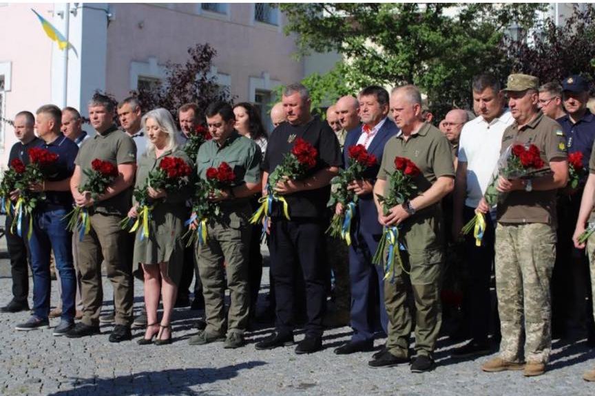 У День Конституції відбулося покладання квітів до пам’ятника полеглим захисникам у Вінниці