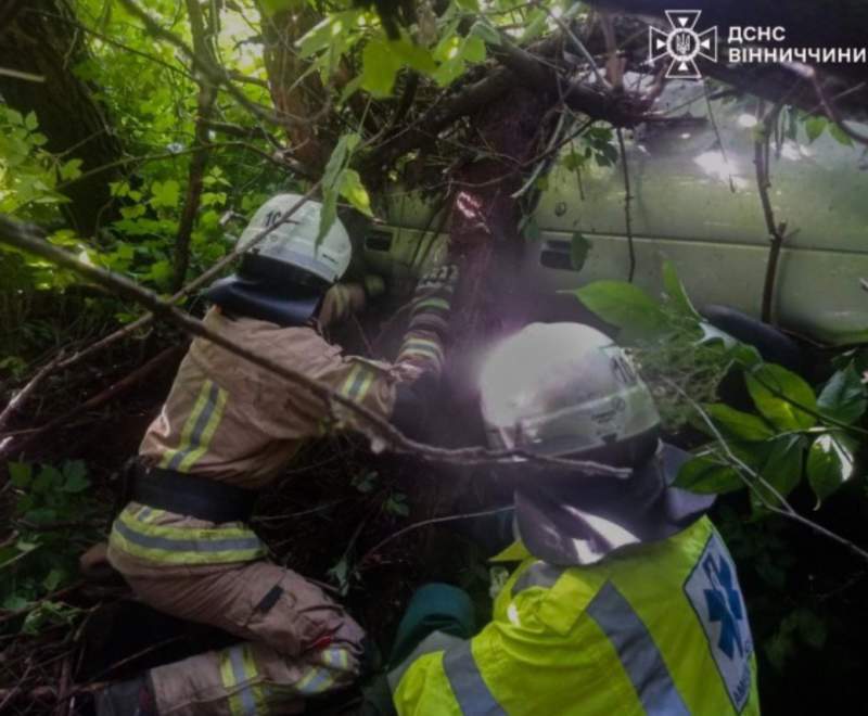 21-річного водія діставали з понівеченого авто після ДТП у Гайсинському районі