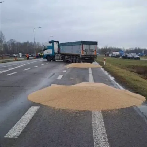 Знову заблокований рух вантажівок на кордоні з Польщею