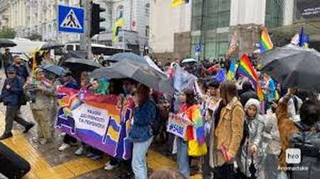 У Києві пройшло дві акції: марш ЛГБТ та мітинг прихильників традиційних цінностей (відео)