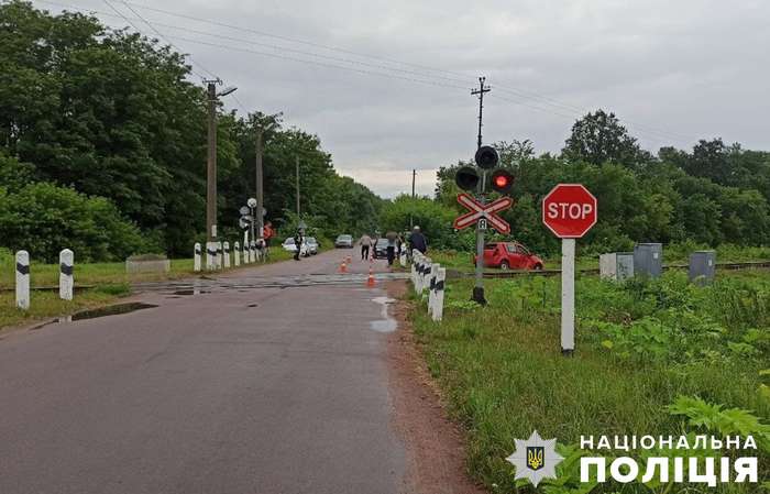 Регіональний потяг, що слідував з Вінниці, пом’яв на Житомирщині автівку румунського автопрому