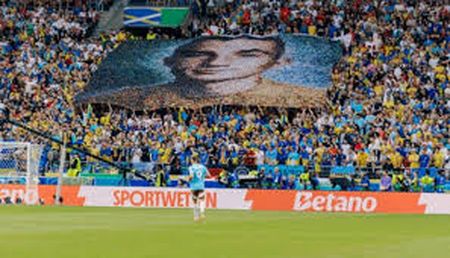 Вболівальники розгорнули банер із портретом загиблого вінничанина Назарія «Грінки» під час матчу Україна – Бельгія