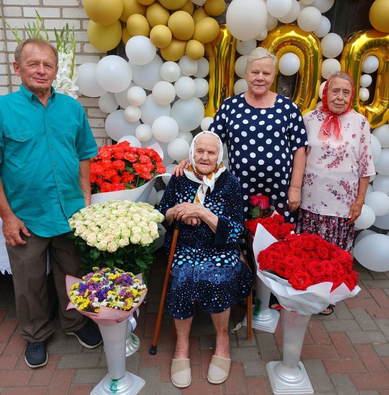 У Вінниці привітали зі 100-річчям Ольгу Півторак. Жінка має 23 онуки та 63 правнуки