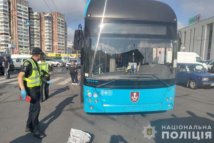 Біля залізничного вокзалу тролейбус збив жінку