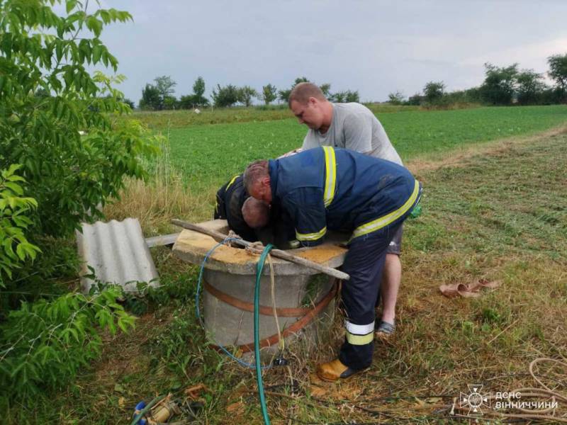 На Вінниччині чоловіка присипало землею в криниці