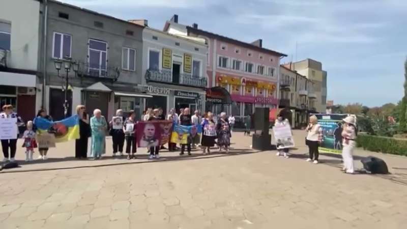 Мама дізналася про визволення сина з російського полону прямо під час акції на підтримку полонених (відео)