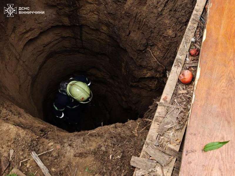 Жінку рятували з 6-метрової вигрібної ями у Могилеві-Подільському