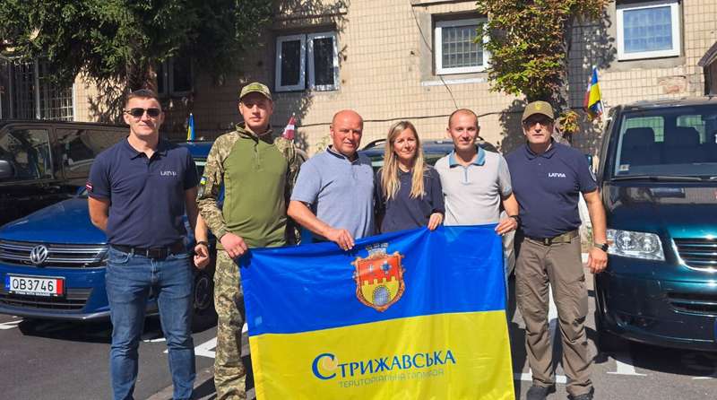 Краще будемо їсти траву, ніж бути під російською окупацією! Латвійців привезли до Вінниці 20 авто для ЗСУ та поліції у фронтових районах (відео )